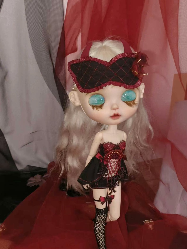 Gothic Blythe Doll Outfit: Dark Elegance with Lace & Velvet Ensemble - Image 8