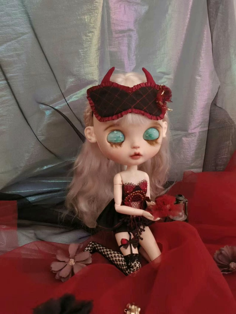 Gothic Blythe Doll Outfit: Dark Elegance with Lace & Velvet Ensemble - Image 9