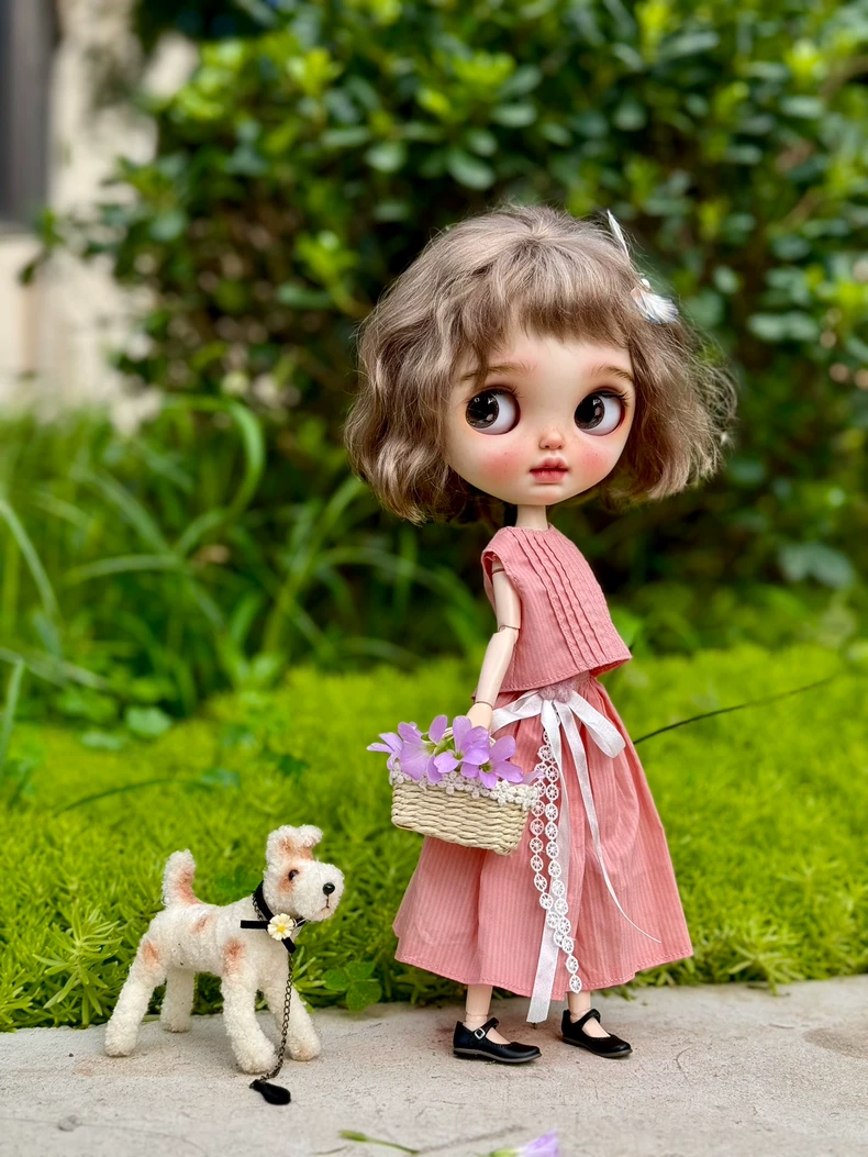 Vintage Elegance BLYTHE Outfit: Timeless Sleeveless Top & Flowing Skirt for Creative Play & Collectors - Image 1