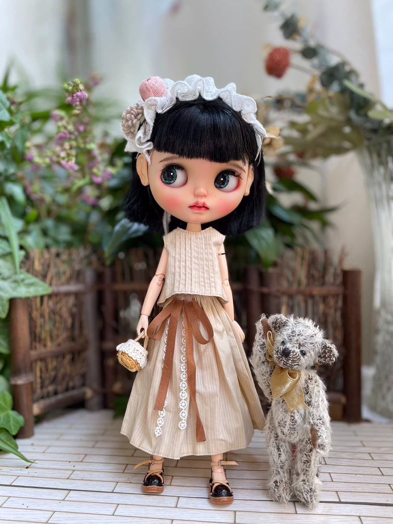 Vintage Elegance BLYTHE Outfit: Timeless Sleeveless Top & Flowing Skirt for Creative Play & Collectors - Image 3