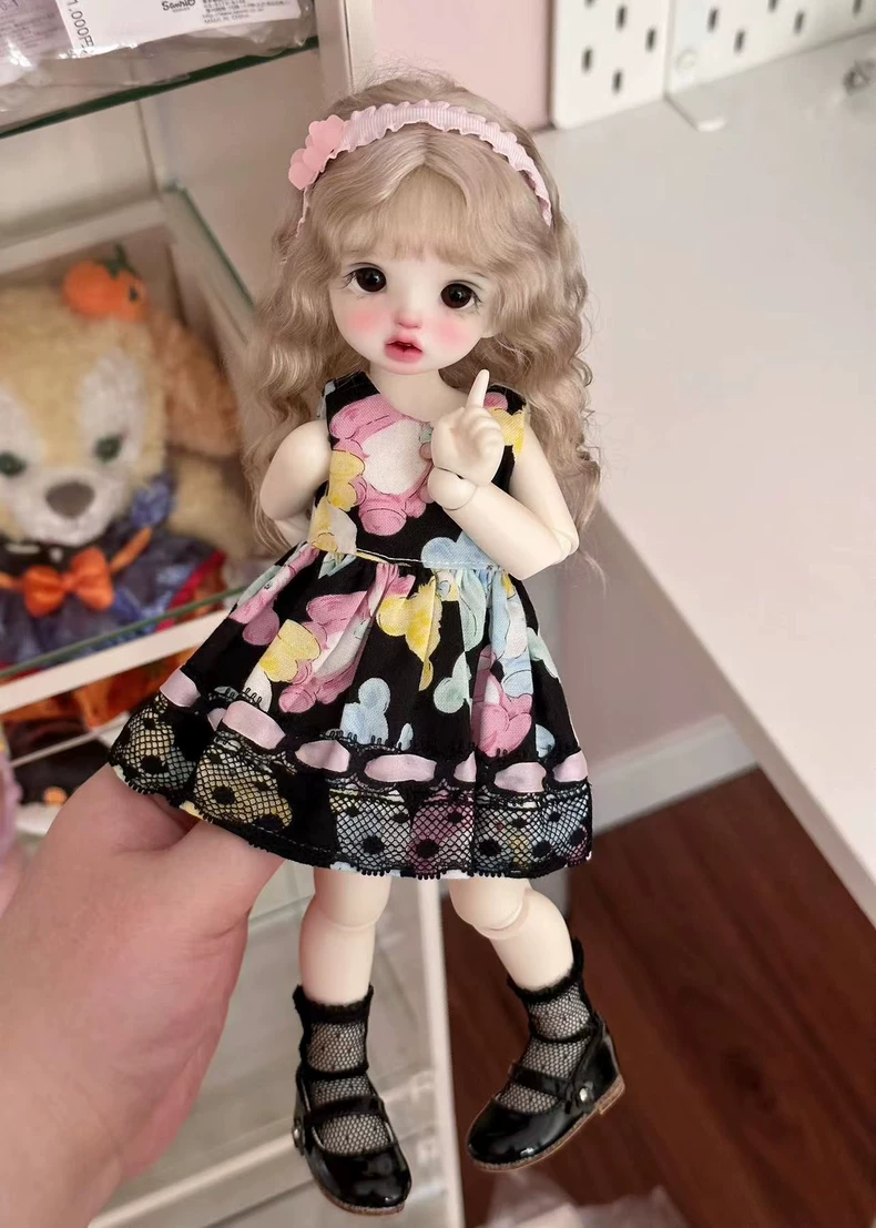 Adorable 1/6 BJD Bear Party Outfit – Lace Dress, Bonnet & Magnetic Bear – Pink/Blue/Yellow - Image 7
