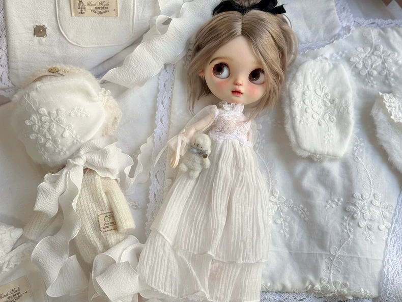 Elegant Blythe Doll Set: Delicate White Dress, Cozy Swaddle Bag & Charming Face Mask for Imaginative Play - Image 1