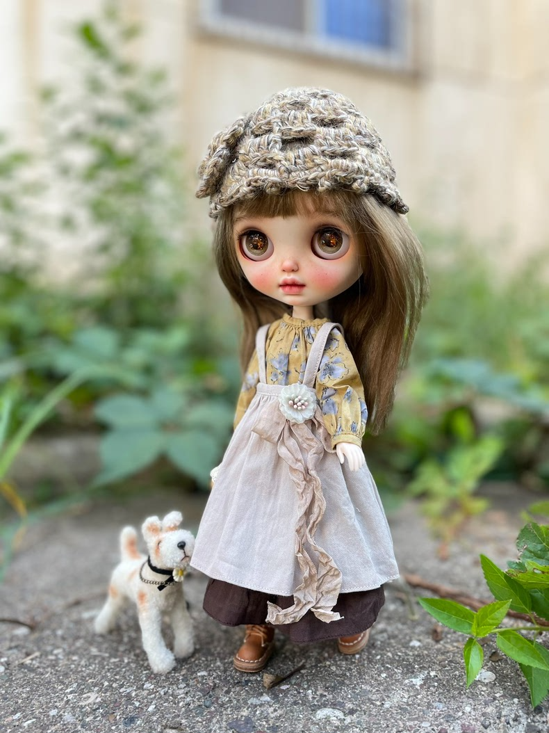 Vintage Blythe Doll Outfit: Floral Dress & Knit Hat for Timeless Play & Collecting - Image 1