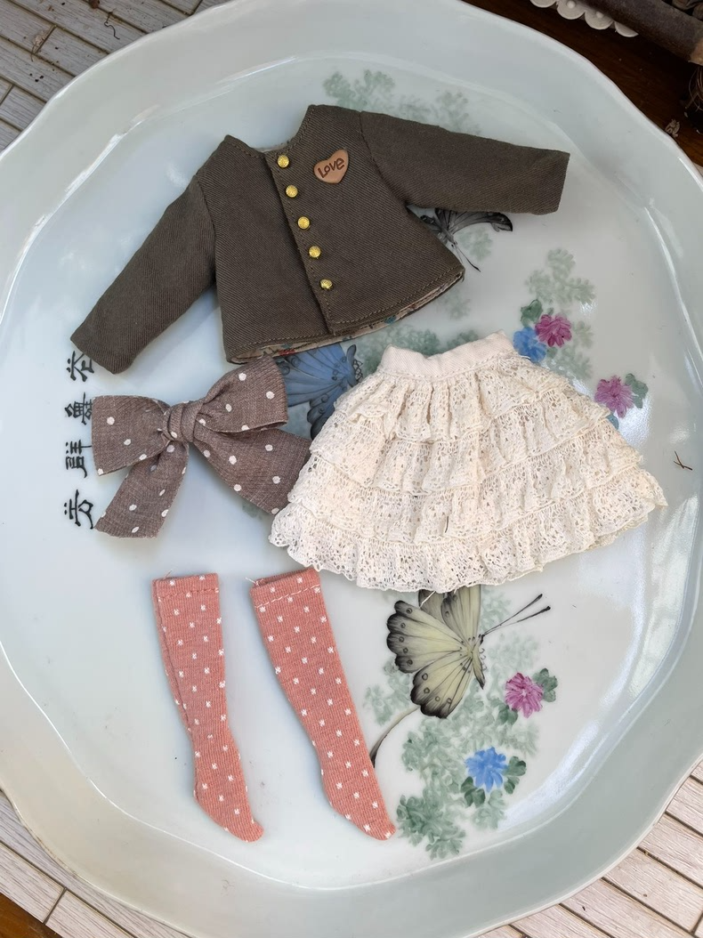 Vintage Elegance Blythe Outfit: Military Green Jacket & Lace Skirt Set - Image 4
