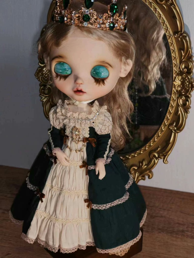 Vintage Court Style BLYTHE Doll Outfit – Elegant Hand-Sewn Dress, Petticoat & Crown for Ob24 & aZ Bodies - Image 1