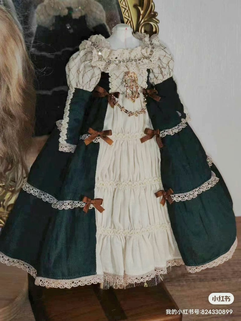 Vintage Court Style BLYTHE Doll Outfit – Elegant Hand-Sewn Dress, Petticoat & Crown for Ob24 & aZ Bodies - Image 2