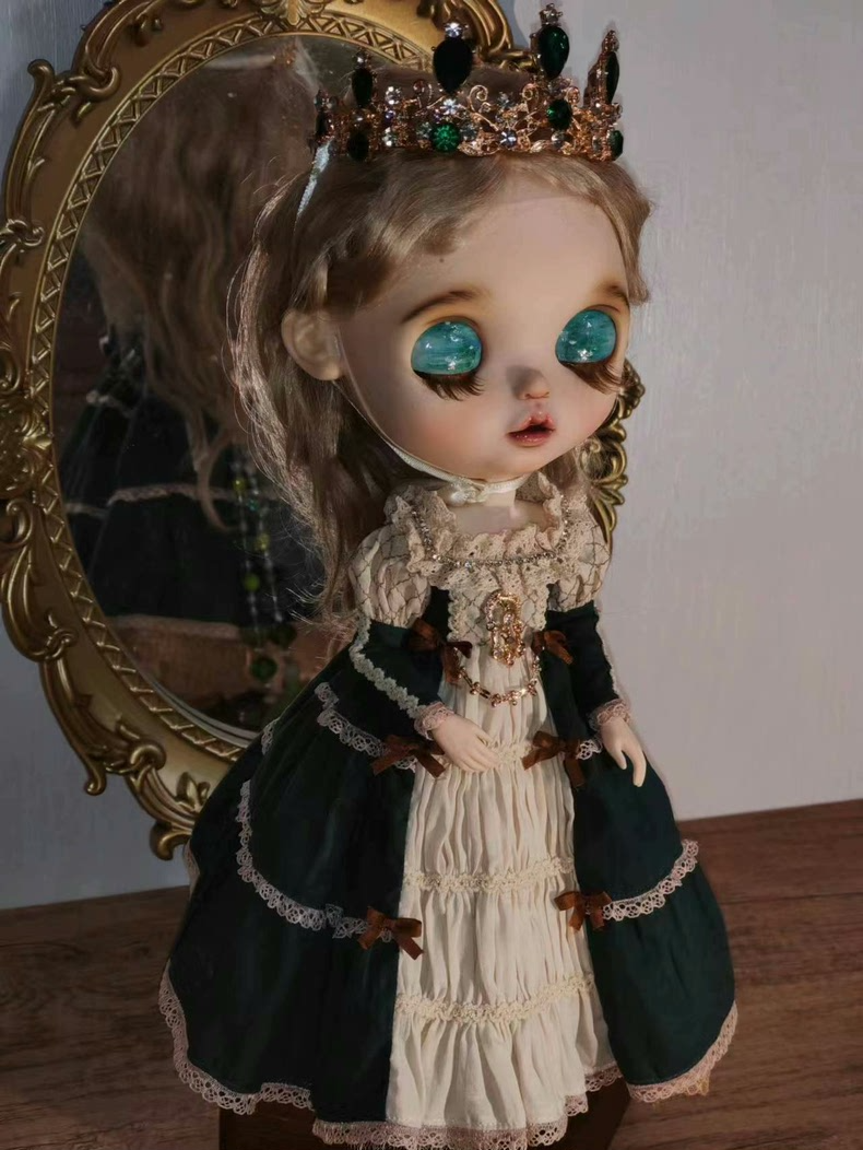 Vintage Court Style BLYTHE Doll Outfit – Elegant Hand-Sewn Dress, Petticoat & Crown for Ob24 & aZ Bodies - Image 3