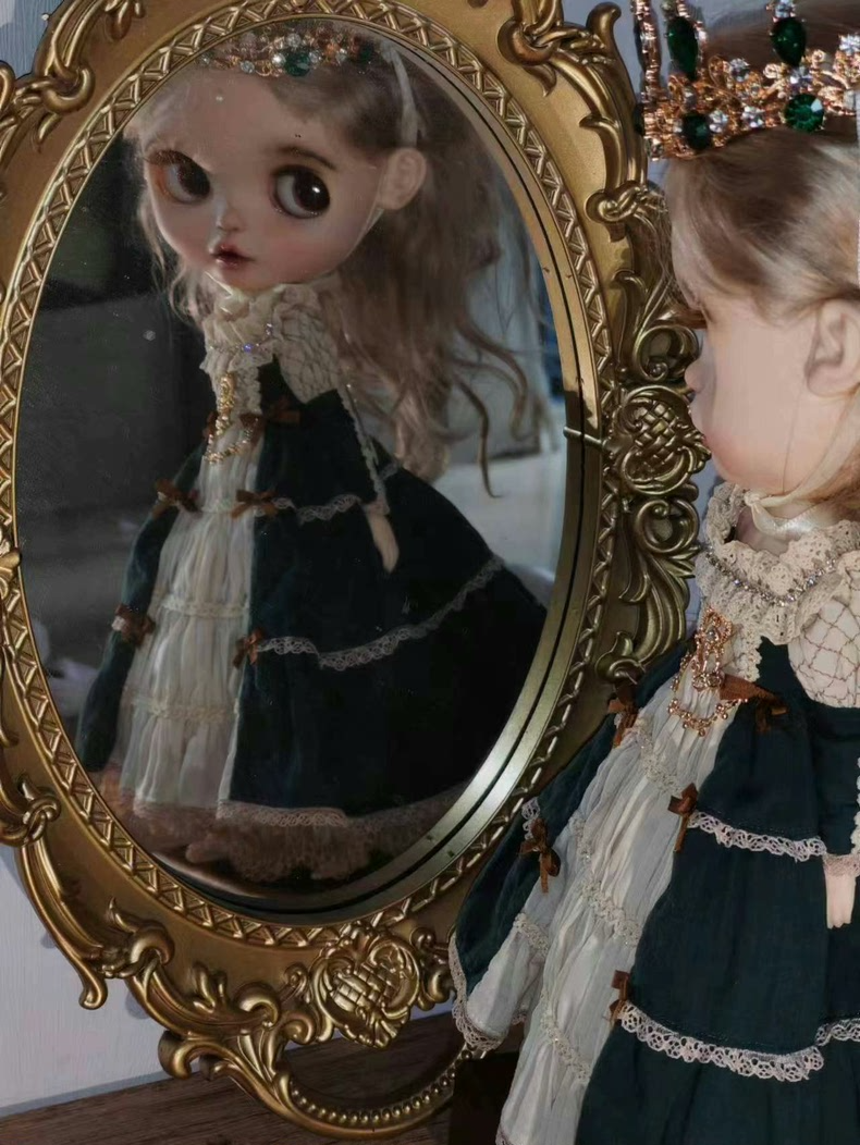 Vintage Court Style BLYTHE Doll Outfit – Elegant Hand-Sewn Dress, Petticoat & Crown for Ob24 & aZ Bodies - Image 4