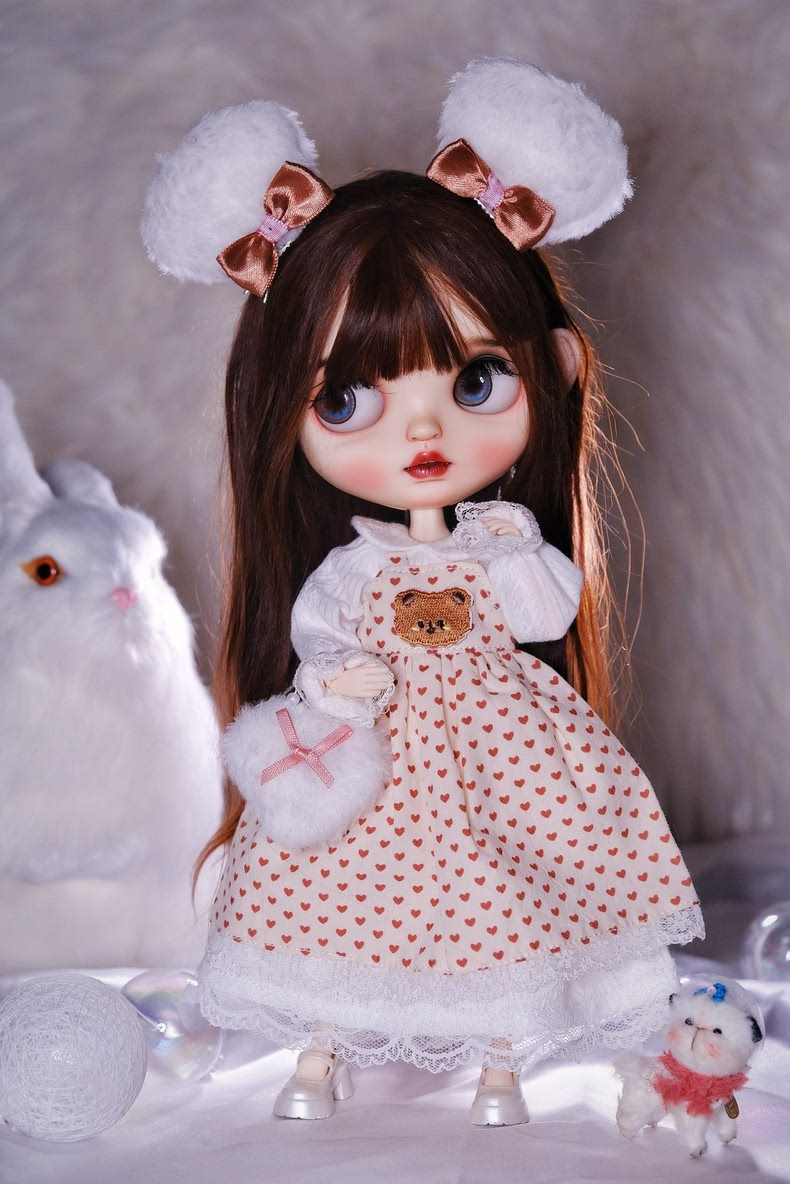 Adorable Bear-Themed BLYTHE Doll Outfit with Headband, Dress & Bag – Pastel Cream & Red Hearts – Perfect for Collectors & Play - Image 1