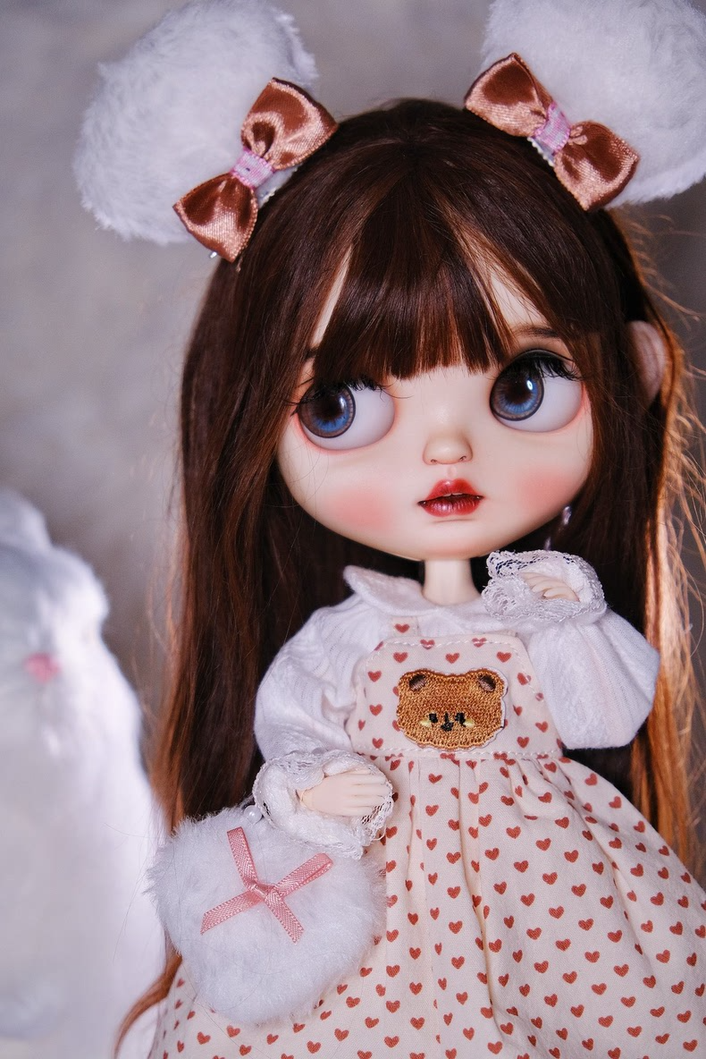 Adorable Bear-Themed BLYTHE Doll Outfit with Headband, Dress & Bag – Pastel Cream & Red Hearts – Perfect for Collectors & Play - Image 2