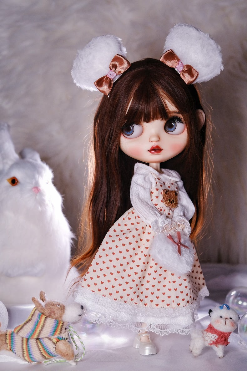 Adorable Bear-Themed BLYTHE Doll Outfit with Headband, Dress & Bag – Pastel Cream & Red Hearts – Perfect for Collectors & Play - Image 3