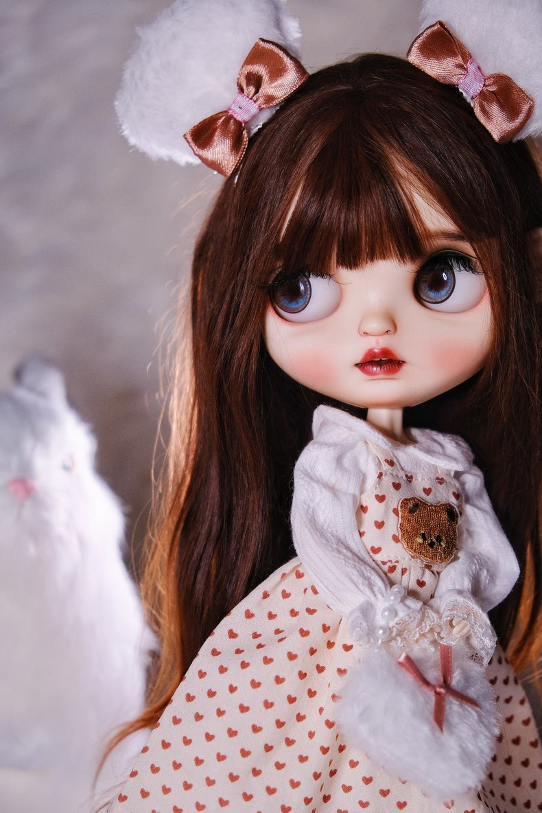 Adorable Bear-Themed BLYTHE Doll Outfit with Headband, Dress & Bag – Pastel Cream & Red Hearts – Perfect for Collectors & Play - Image 4