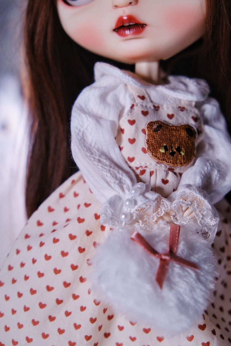 Adorable Bear-Themed BLYTHE Doll Outfit with Headband, Dress & Bag – Pastel Cream & Red Hearts – Perfect for Collectors & Play - Image 5