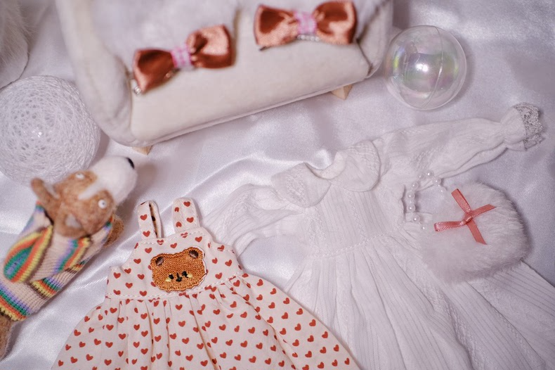 Adorable Bear-Themed BLYTHE Doll Outfit with Headband, Dress & Bag – Pastel Cream & Red Hearts – Perfect for Collectors & Play - Image 8