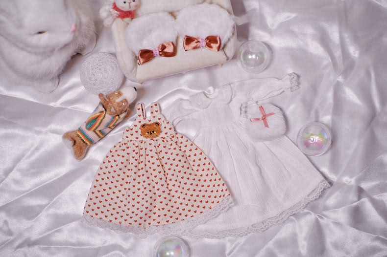Adorable Bear-Themed BLYTHE Doll Outfit with Headband, Dress & Bag – Pastel Cream & Red Hearts – Perfect for Collectors & Play - Image 9