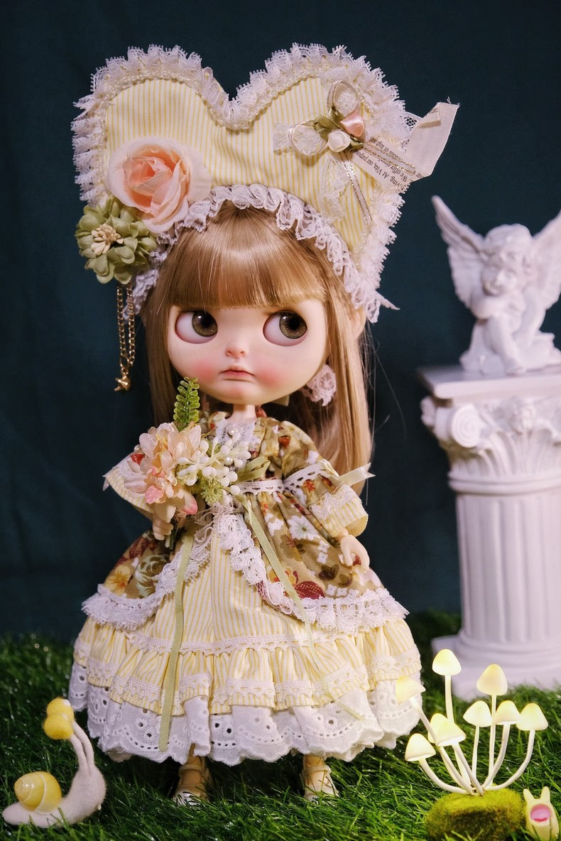 Vintage Pastel Yellow Blythe Doll Dress & Hat Set with Floral Lace Details for 24-Inch Dolls – Elegant Retro Outfit - Image 1