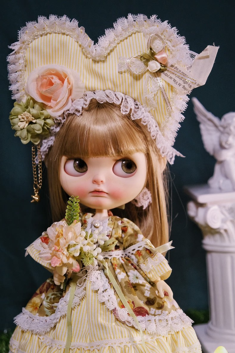 Vintage Pastel Yellow Blythe Doll Dress & Hat Set with Floral Lace Details for 24-Inch Dolls – Elegant Retro Outfit - Image 2