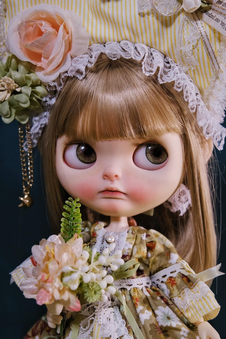 Vintage Pastel Yellow Blythe Doll Dress & Hat Set with Floral Lace Details for 24-Inch Dolls – Elegant Retro Outfit - Image 3
