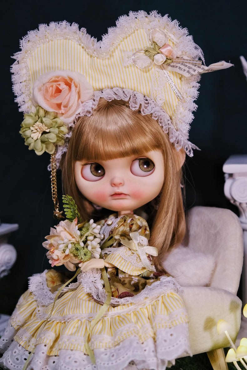 Vintage Pastel Yellow Blythe Doll Dress & Hat Set with Floral Lace Details for 24-Inch Dolls – Elegant Retro Outfit - Image 5