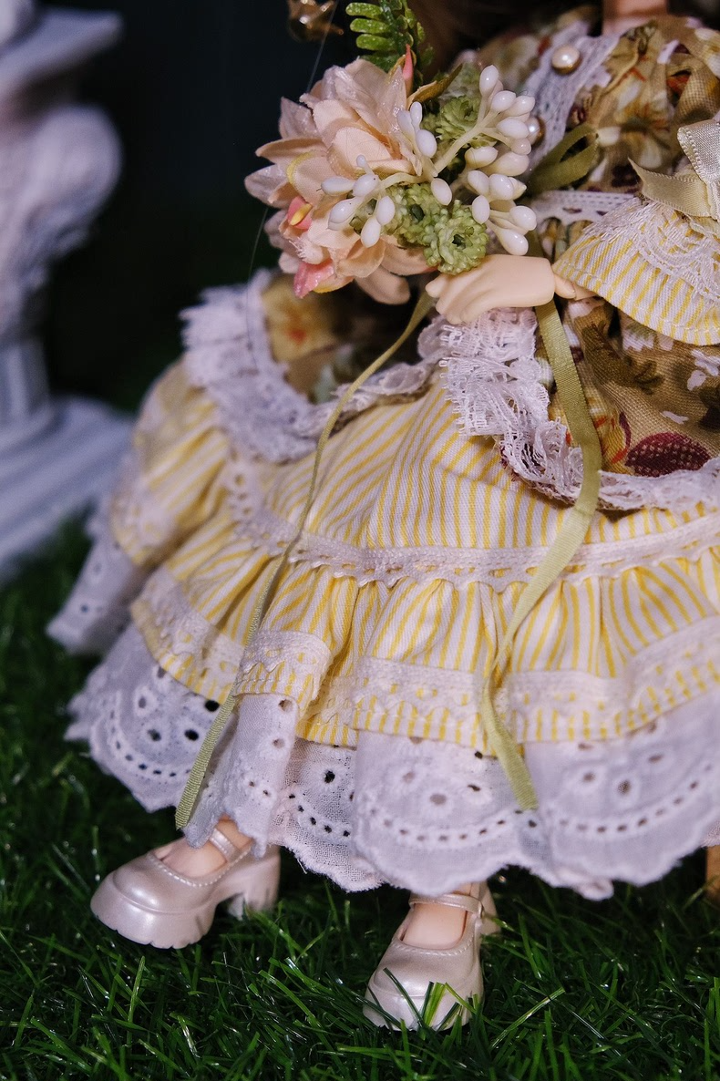 Vintage Pastel Yellow Blythe Doll Dress & Hat Set with Floral Lace Details for 24-Inch Dolls – Elegant Retro Outfit - Image 7