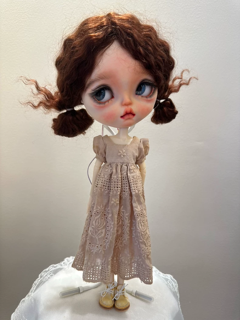 Vintage Lace Blythe Doll Dress – Elegant Beige Outfit for ob24 Dolls - Image 1