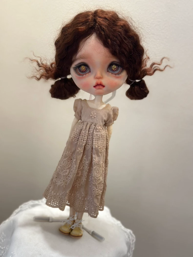 Vintage Lace Blythe Doll Dress – Elegant Beige Outfit for ob24 Dolls - Image 2