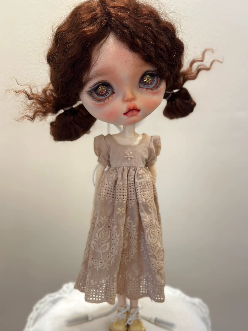 Vintage Lace Blythe Doll Dress – Elegant Beige Outfit for ob24 Dolls - Image 3
