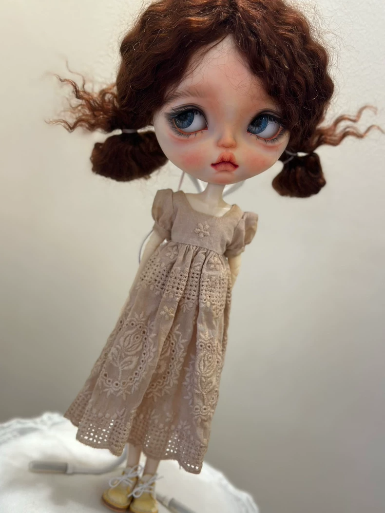 Vintage Lace Blythe Doll Dress – Elegant Beige Outfit for ob24 Dolls - Image 4