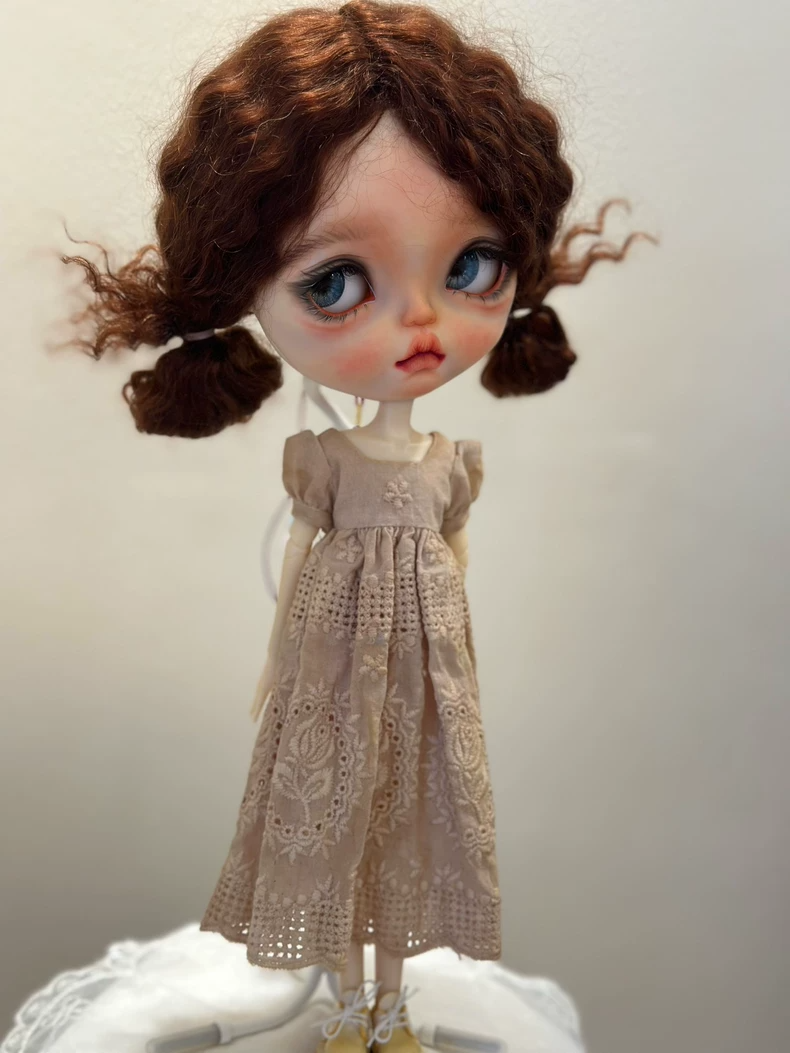 Vintage Lace Blythe Doll Dress – Elegant Beige Outfit for ob24 Dolls - Image 5