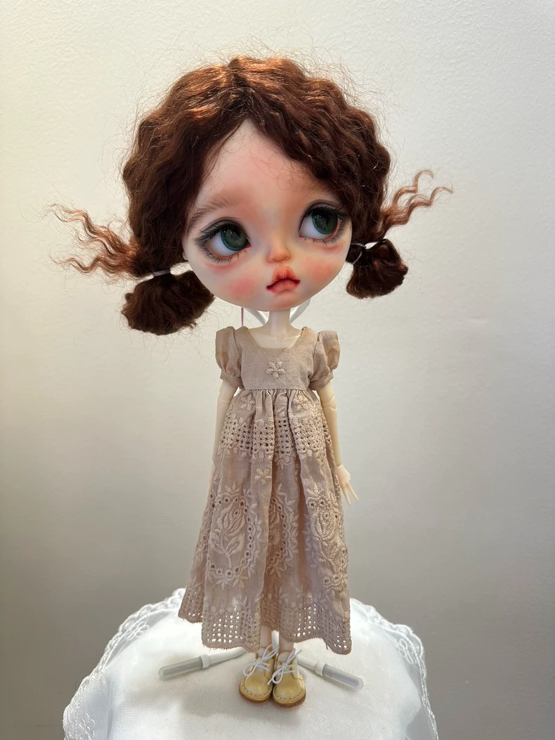 Vintage Lace Blythe Doll Dress – Elegant Beige Outfit for ob24 Dolls - Image 8