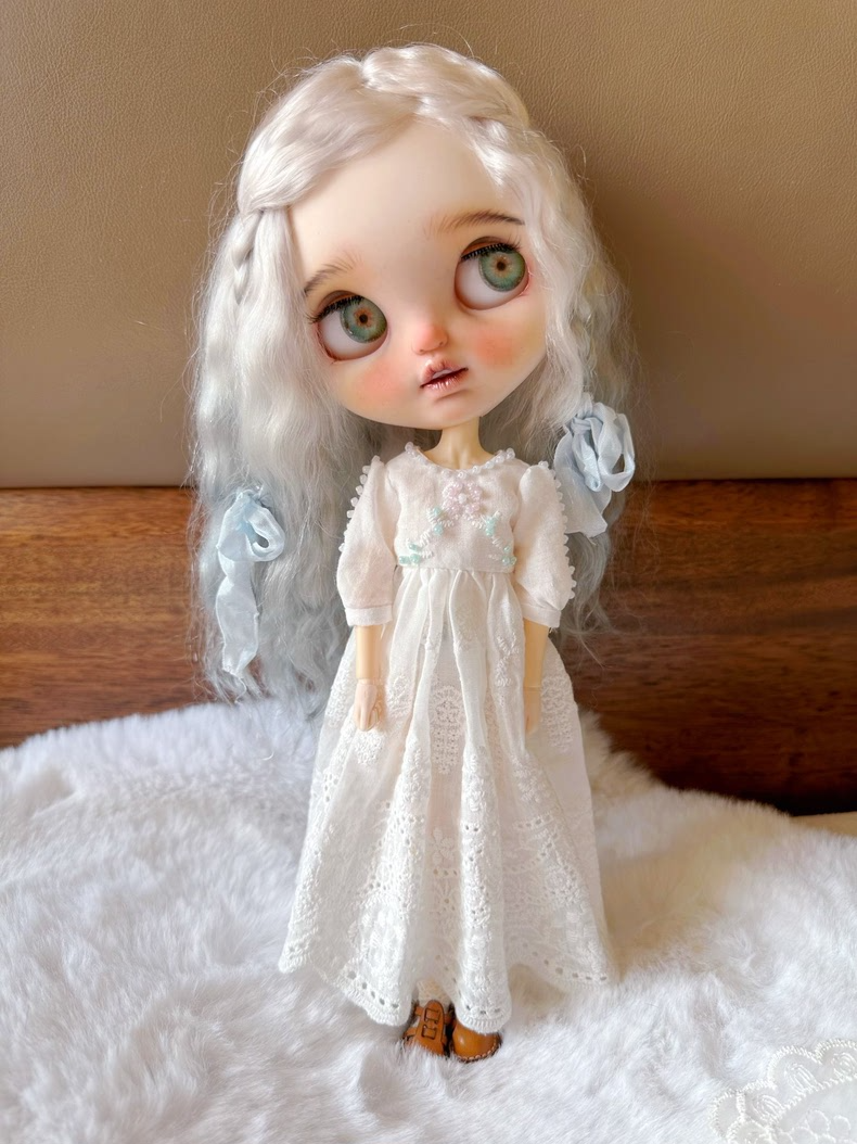 Charming Blythe Field Ensemble: Delicate Lace Dress with Pastel Accents for ob24 Dolls - Image 2