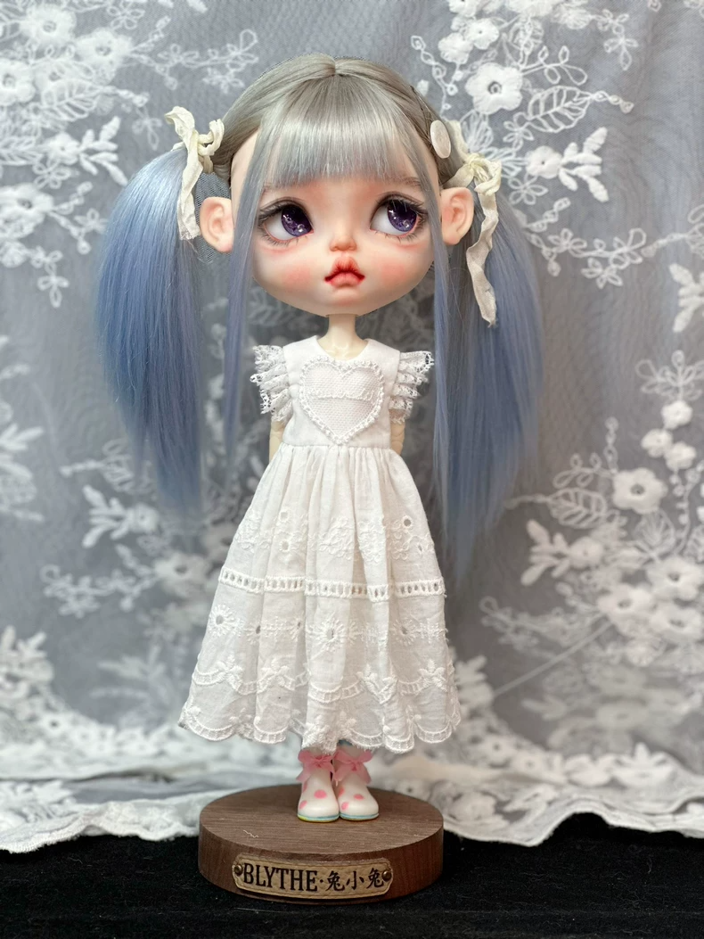Elegant White Lace Blythe Doll Dress – Heart Patterns & Frilly Sleeves - Image 1