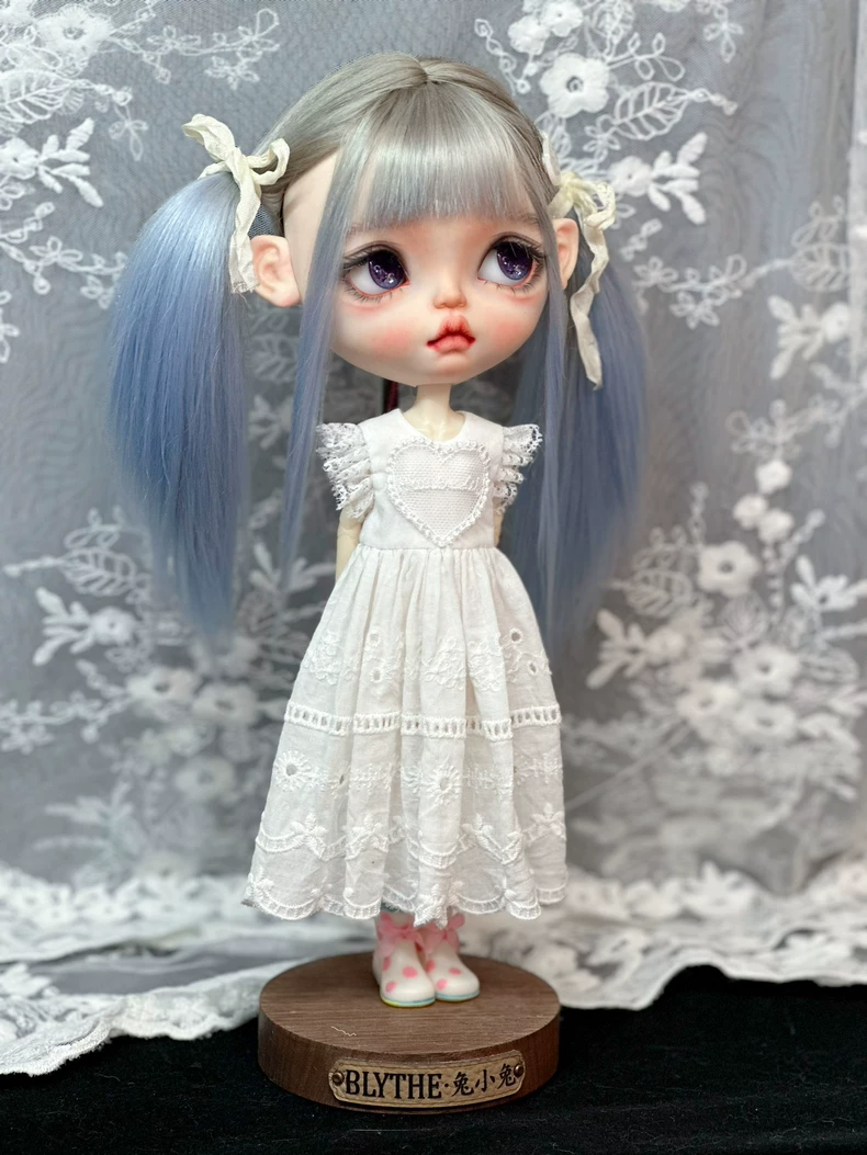 Elegant White Lace Blythe Doll Dress – Heart Patterns & Frilly Sleeves - Image 2