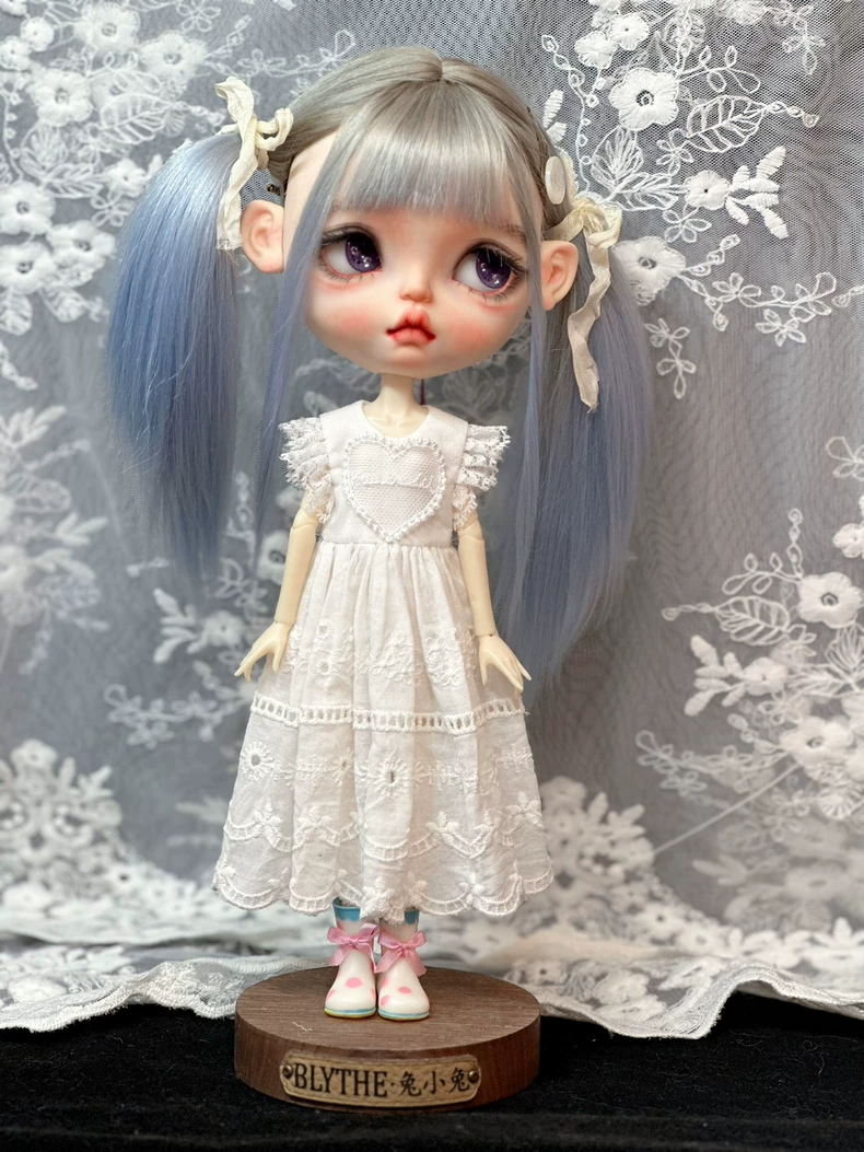 Elegant White Lace Blythe Doll Dress – Heart Patterns & Frilly Sleeves - Image 3