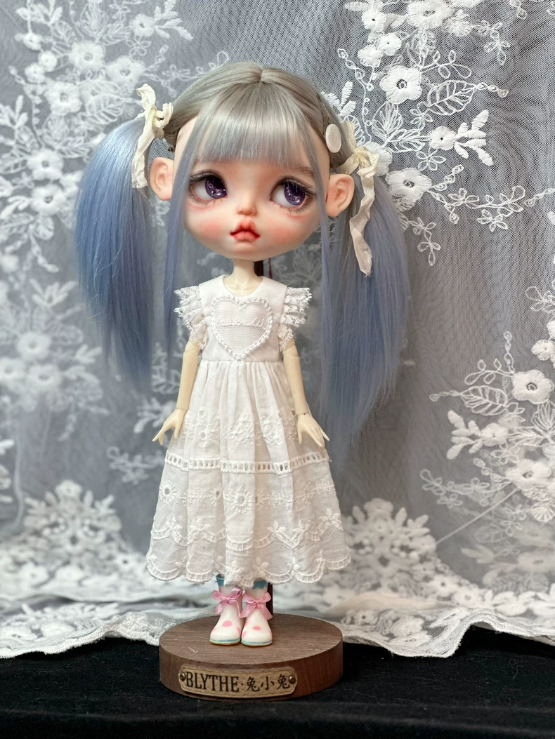 Elegant White Lace Blythe Doll Dress – Heart Patterns & Frilly Sleeves - Image 4