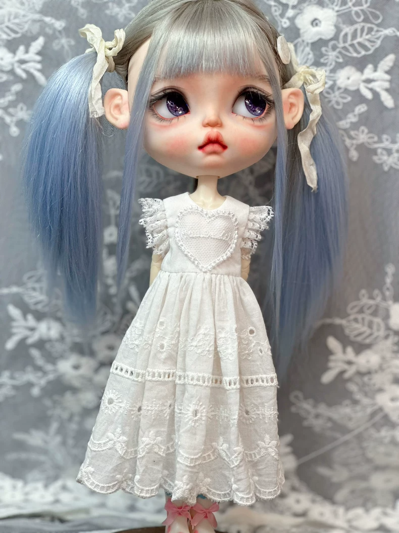 Elegant White Lace Blythe Doll Dress – Heart Patterns & Frilly Sleeves - Image 9