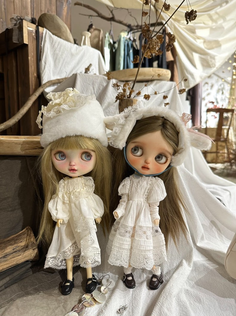 Vintage Blythe Doll Pastoral Ensemble: White Lace Dress & Bunny Ear Headband - Image 1
