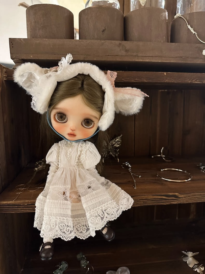 Vintage Blythe Doll Pastoral Ensemble: White Lace Dress & Bunny Ear Headband - Image 2