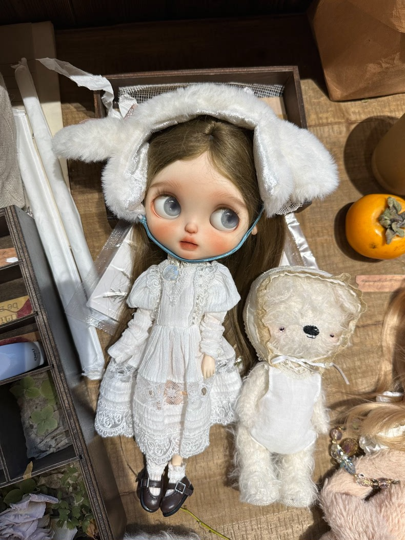 Vintage Blythe Doll Pastoral Ensemble: White Lace Dress & Bunny Ear Headband - Image 3