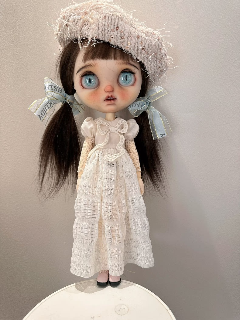 Elegant Blythe Doll Lace Dress & Beret Outfit for Ob24 Dolls | Premium Collector's Ensemble - Image 1