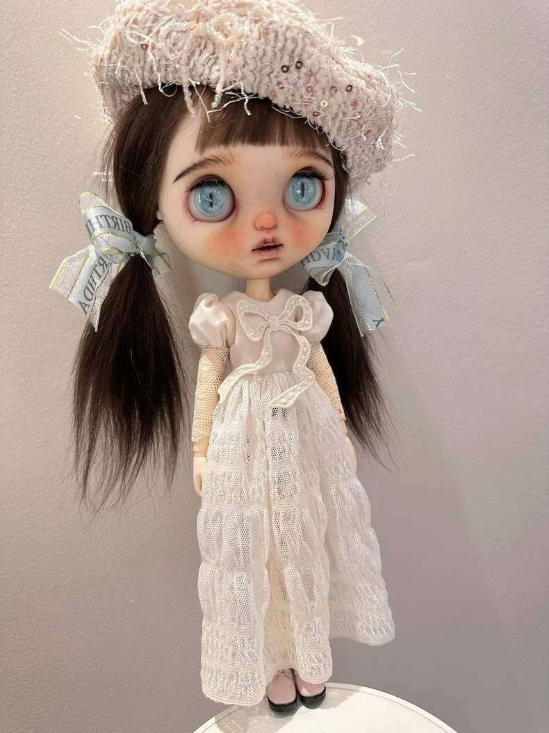Elegant Blythe Doll Lace Dress & Beret Outfit for Ob24 Dolls | Premium Collector's Ensemble - Image 3