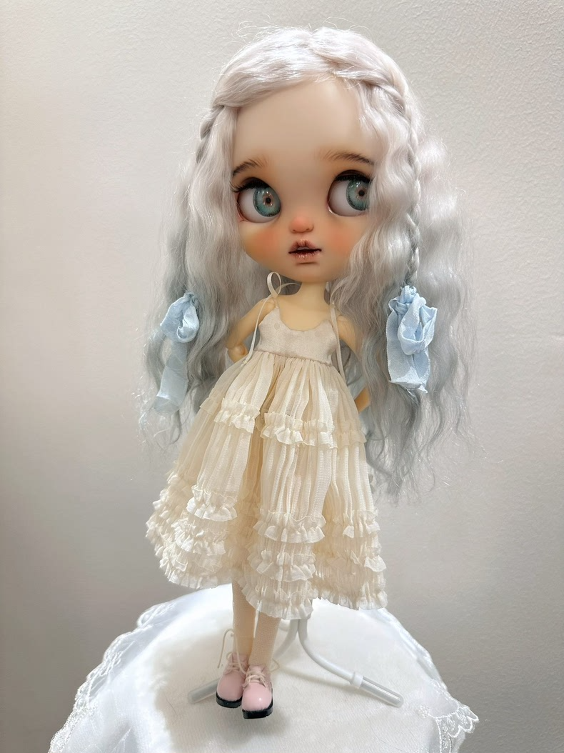 Charming Blythe Doll Field Ensemble: Elegant Satin Dress with Silk Ribbons for ob22 & ob24 Dolls - Image 2
