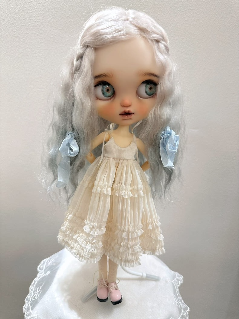 Charming Blythe Doll Field Ensemble: Elegant Satin Dress with Silk Ribbons for ob22 & ob24 Dolls - Image 3