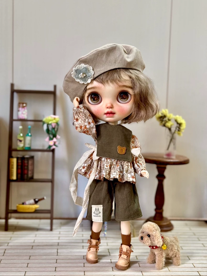 Vintage Blythe Doll Outfit: Floral Blouse, Green Shorts & Beret – Artisan Crafted for Collectors - Image 1