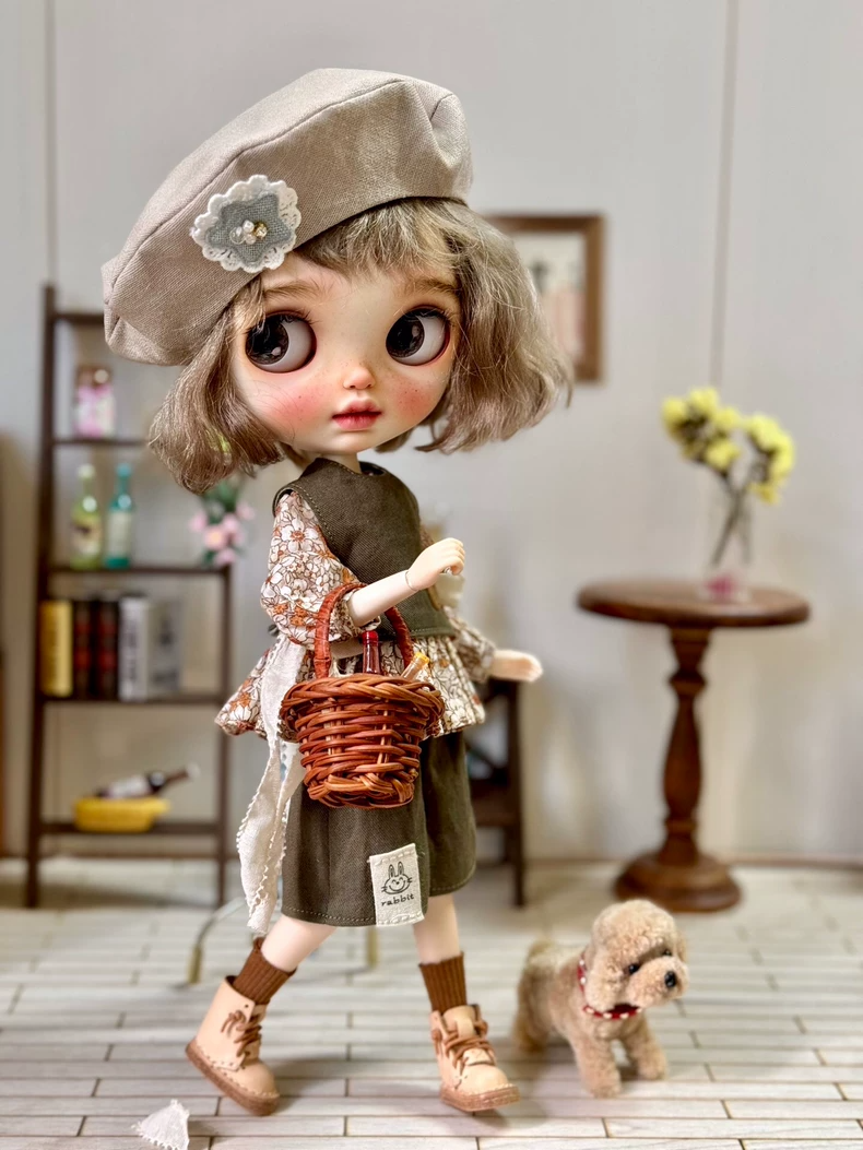 Vintage Blythe Doll Outfit: Floral Blouse, Green Shorts & Beret – Artisan Crafted for Collectors - Image 2