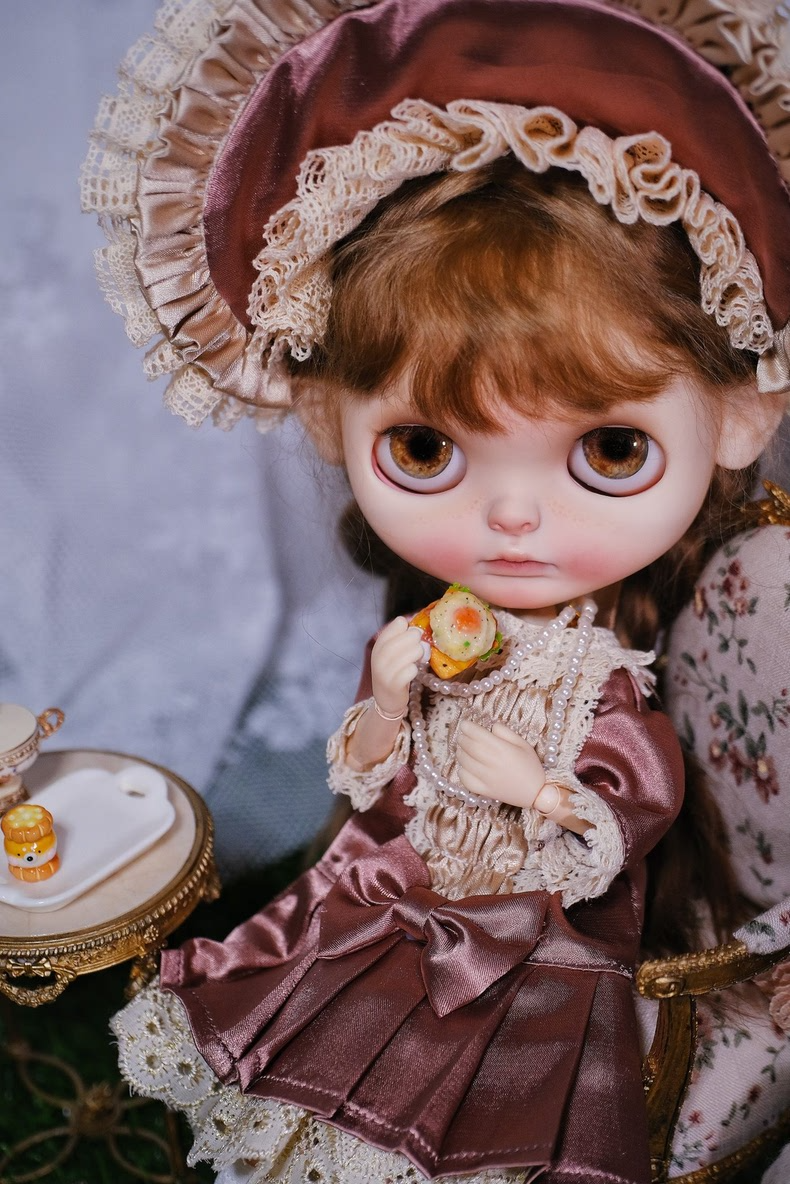 Vintage Silk BJD Doll Outfit - Elegant Sixth-Scale Dress Set with Hat, Necklace & Lace Details for Collectors - Image 2