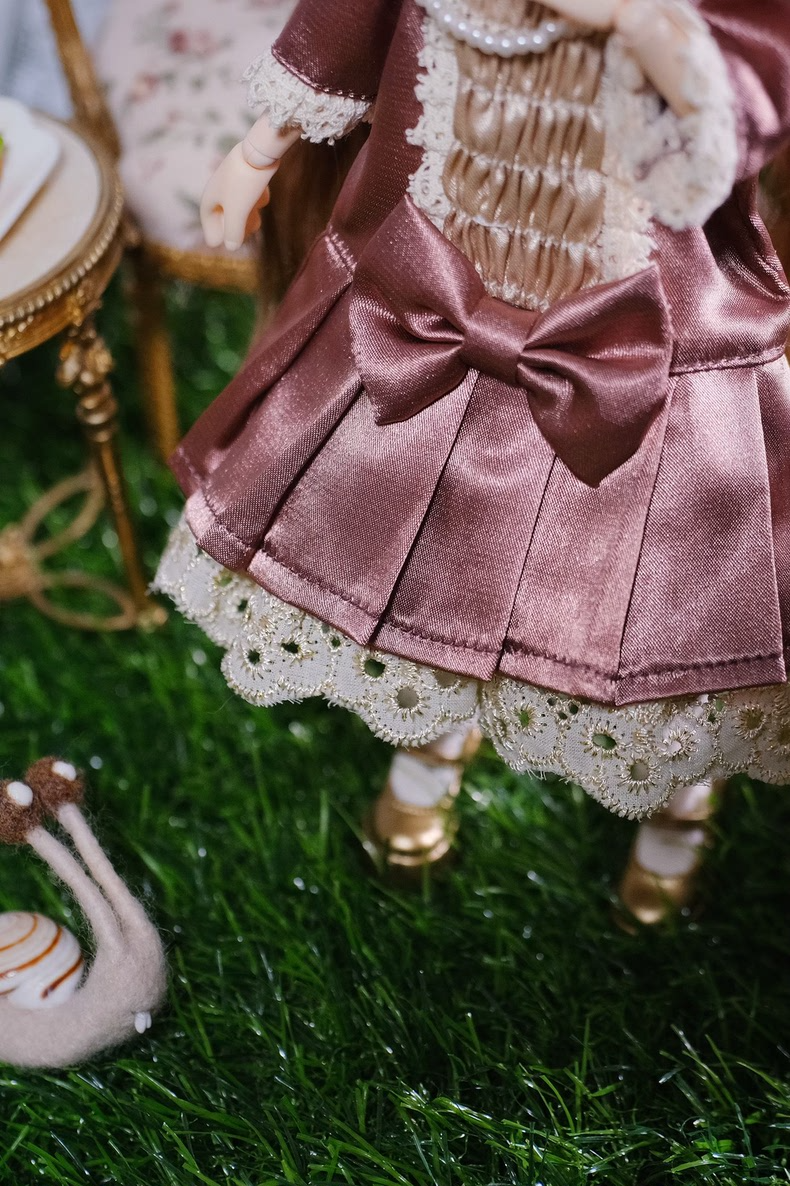 Vintage Silk BJD Doll Outfit - Elegant Sixth-Scale Dress Set with Hat, Necklace & Lace Details for Collectors - Image 6