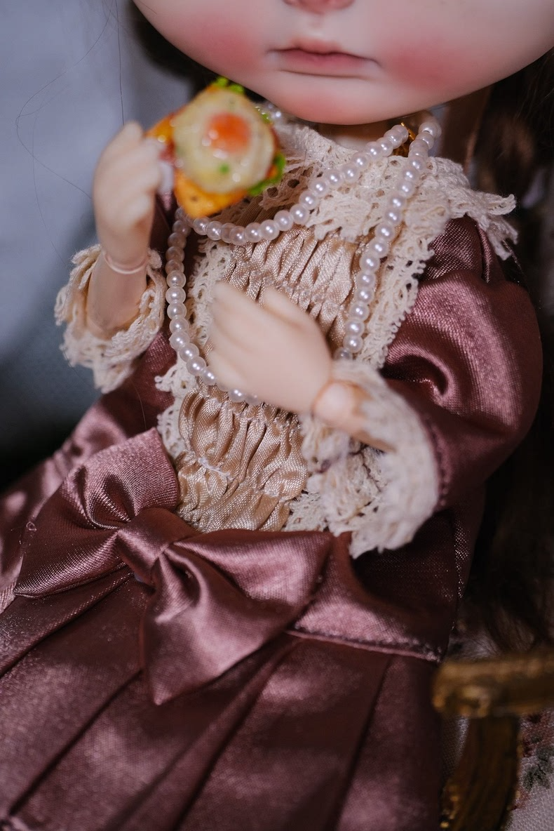 Vintage Silk BJD Doll Outfit - Elegant Sixth-Scale Dress Set with Hat, Necklace & Lace Details for Collectors - Image 7