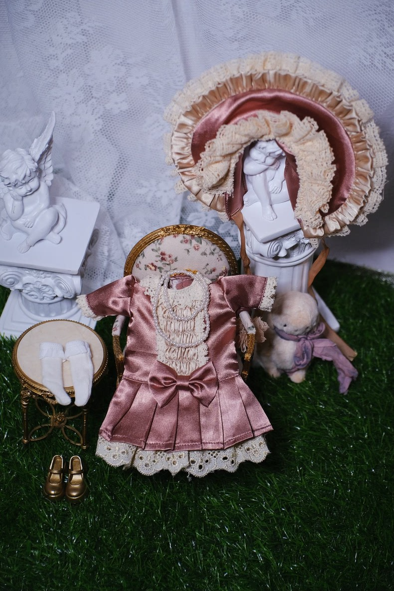 Vintage Silk BJD Doll Outfit - Elegant Sixth-Scale Dress Set with Hat, Necklace & Lace Details for Collectors - Image 8