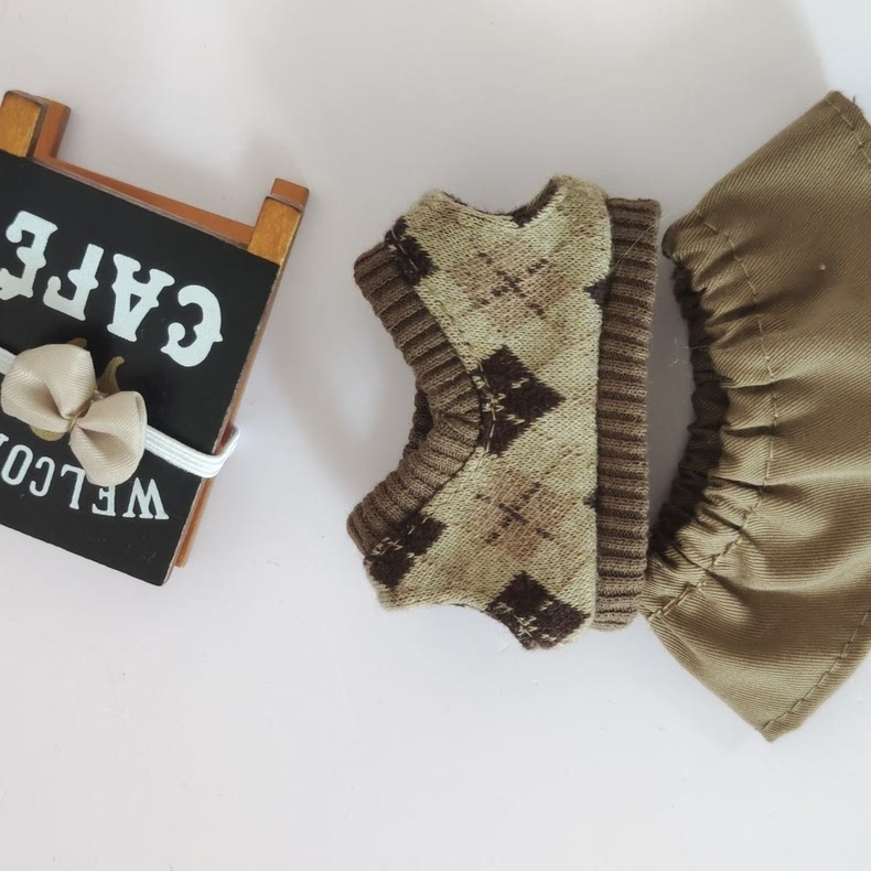 Charming LABUBU Doll Outfit: Cozy Sweater, Stylish Skirt & Cute Bow – Perfect for Collectors & Playtime! - Image 2